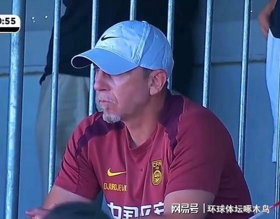 饿了？拉门斯被拍到在比利时替补席啃苹果